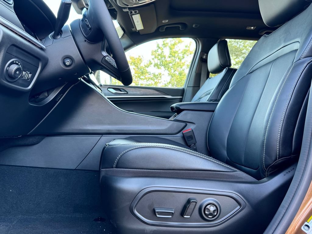 New 2027 Jeep Grand Cherokee Limited AWD/4WD image 17