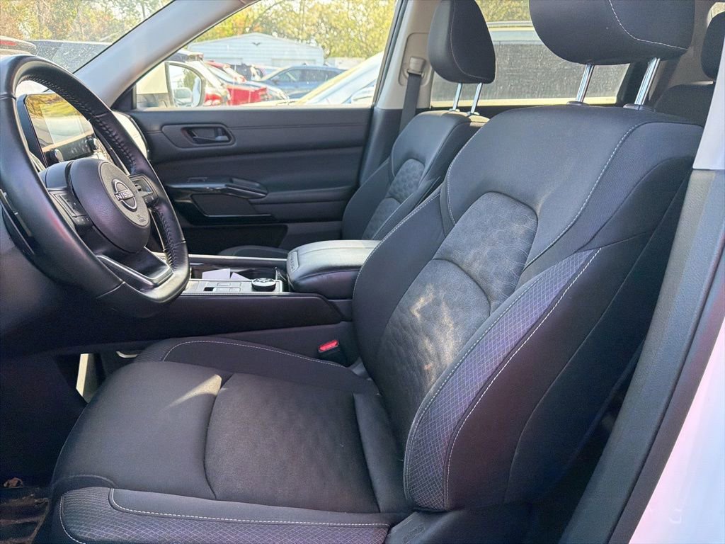 Used 2024 Nissan Pathfinder SV w/ SV Premium Package image 9