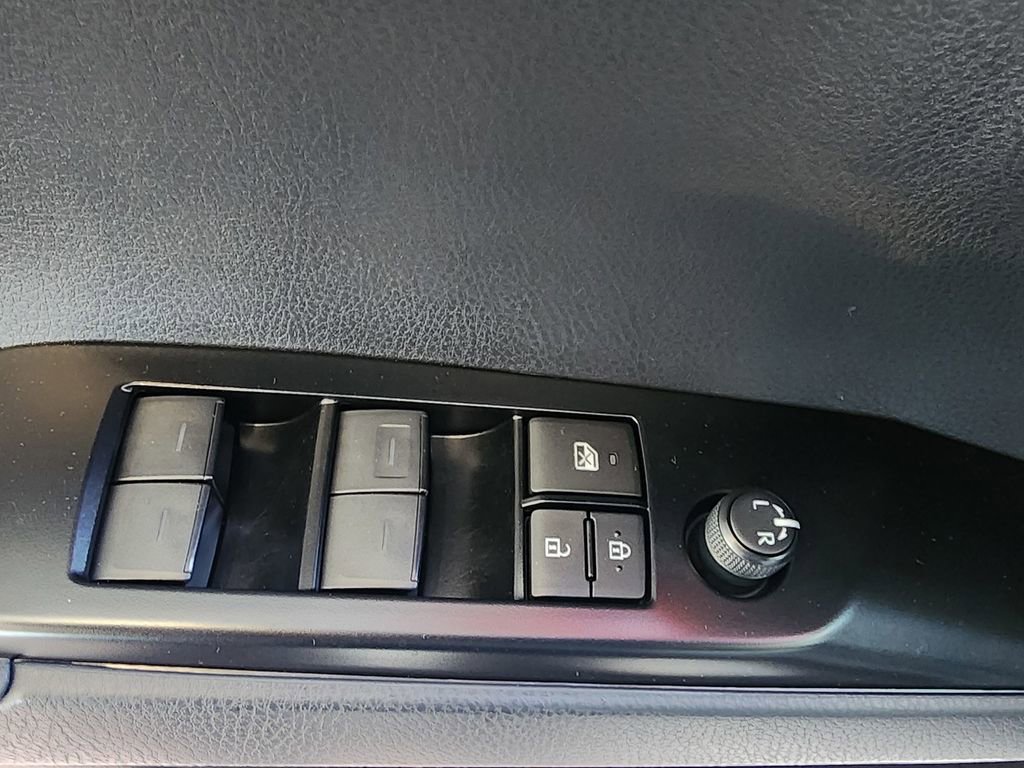 Used 2025 Toyota Camry SE w/ Convenience Package image 15