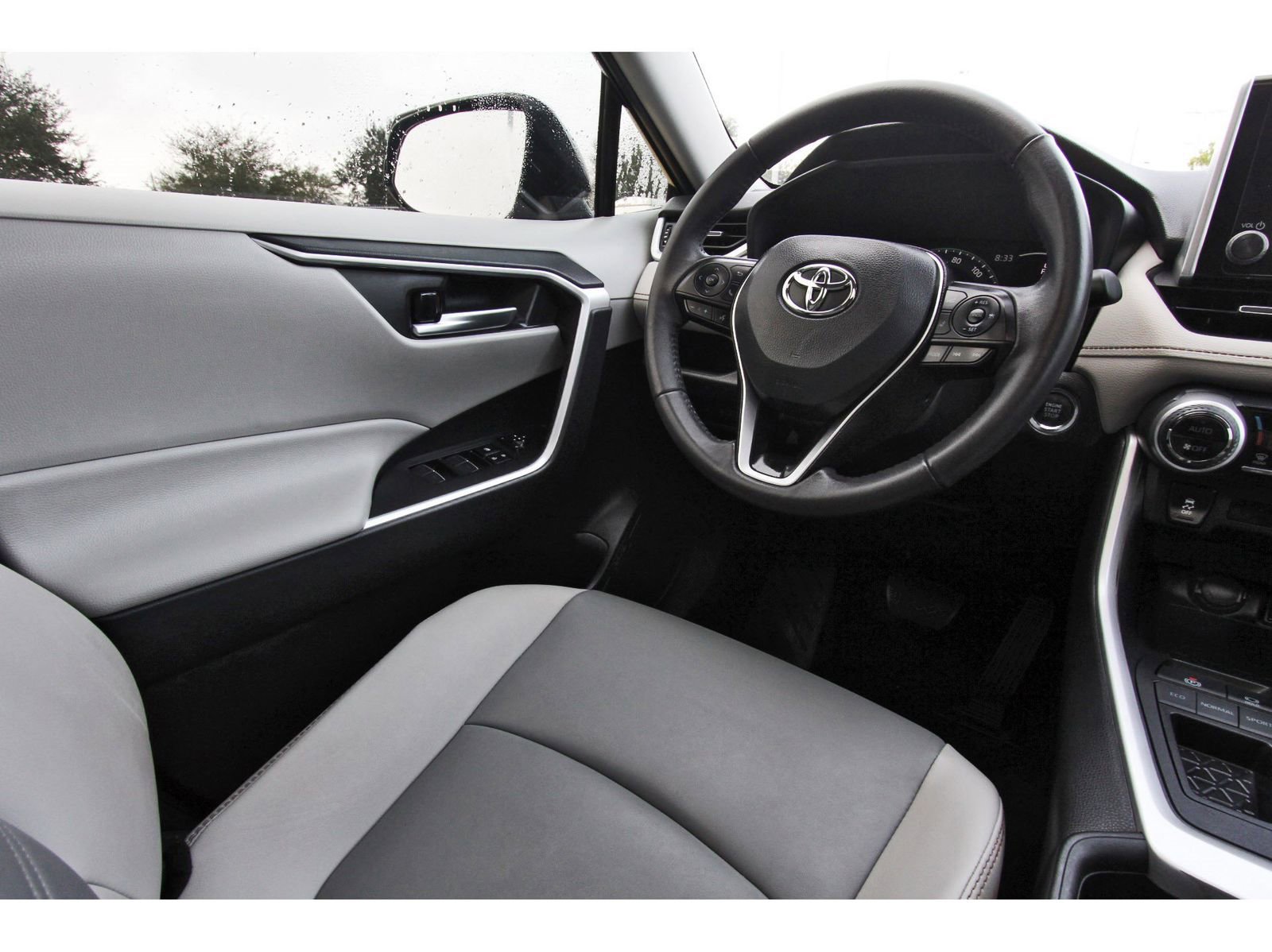 Used 2023 Toyota RAV4 XLE Premium image 11
