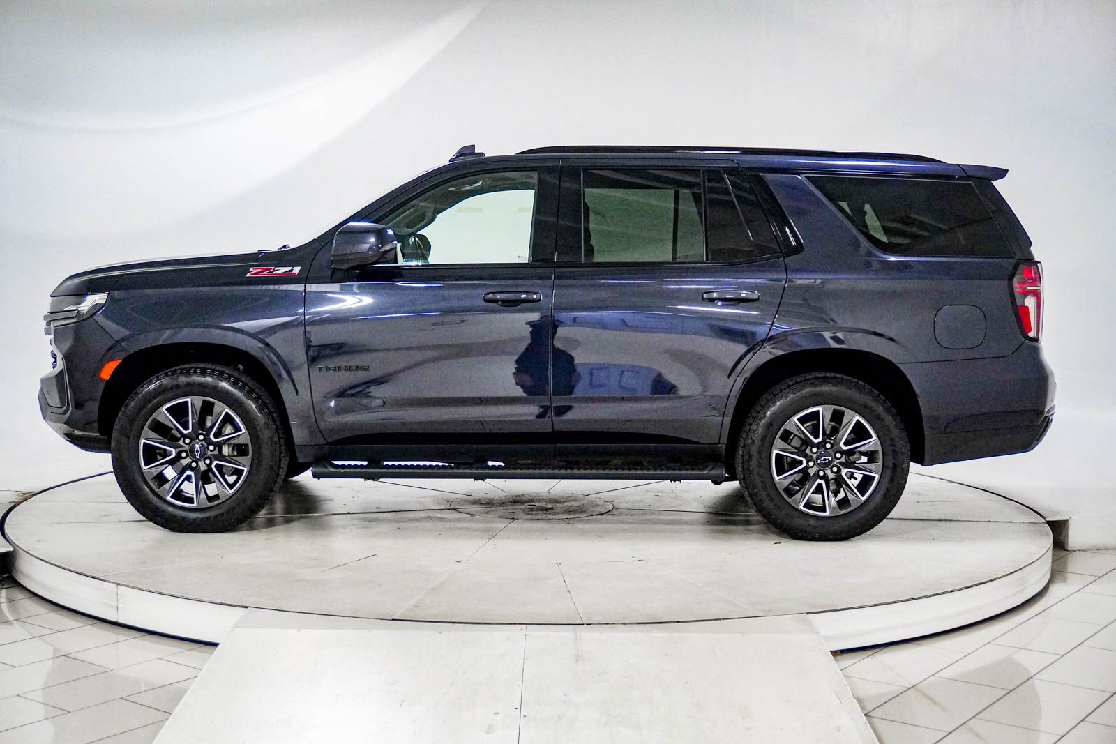 Used 2022 Chevrolet Tahoe Z71 w/ Luxury Package AWD/4WD image 4