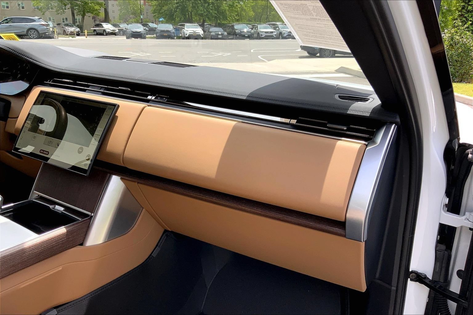 Certified 2025 Land Rover Range Rover Long Wheelbase SE AWD/4WD image 18