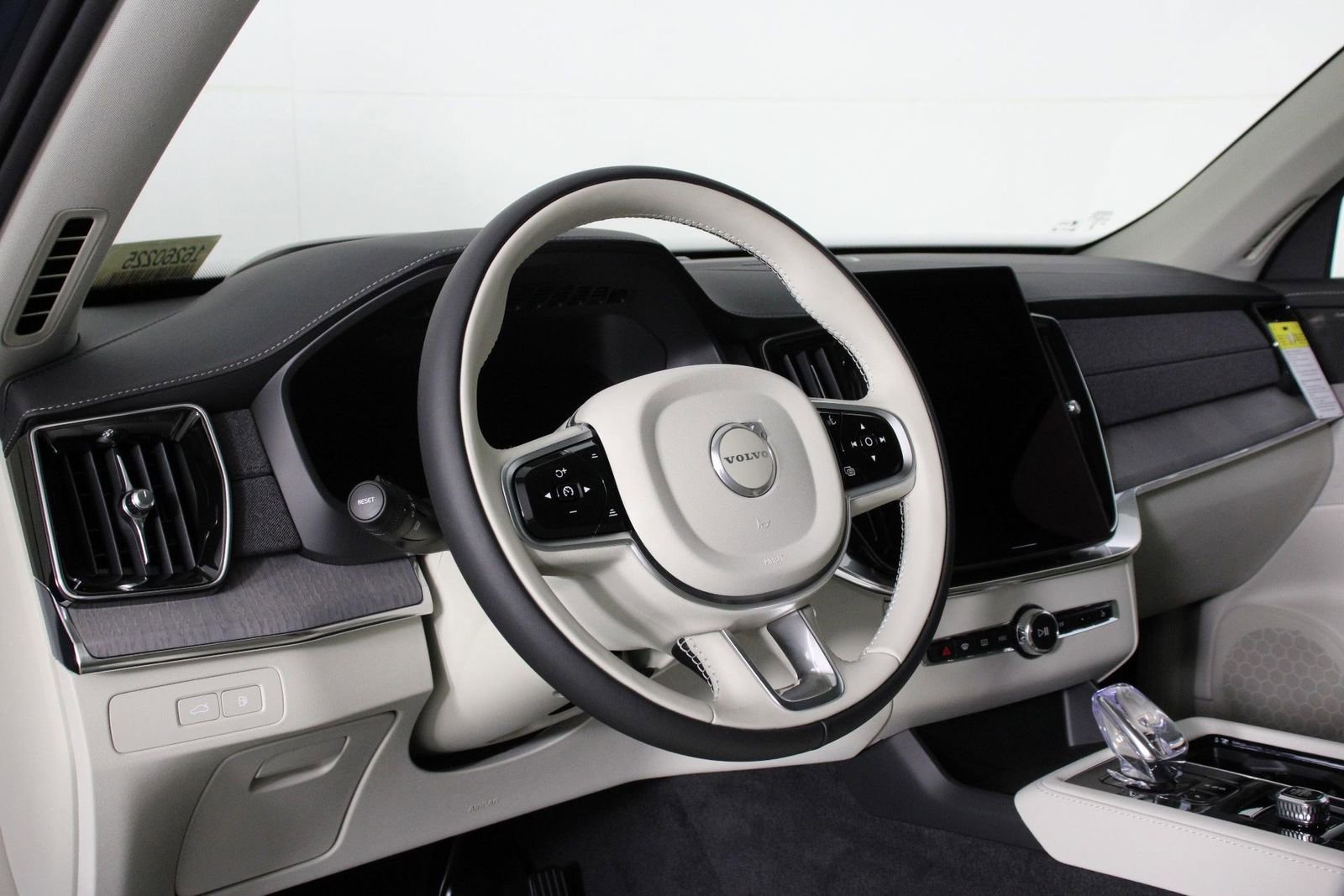 New 2026 Volvo XC90 T8 Ultra w/ Protection Package Premier image 8