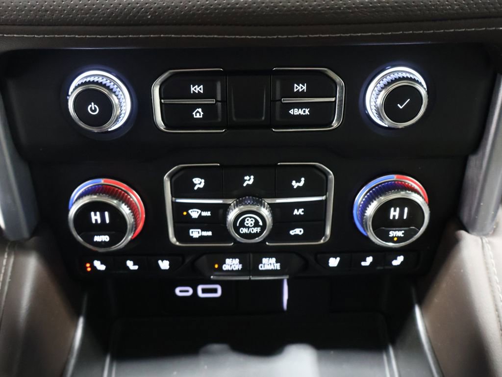 Used 2024 GMC Yukon XL SLT image 35