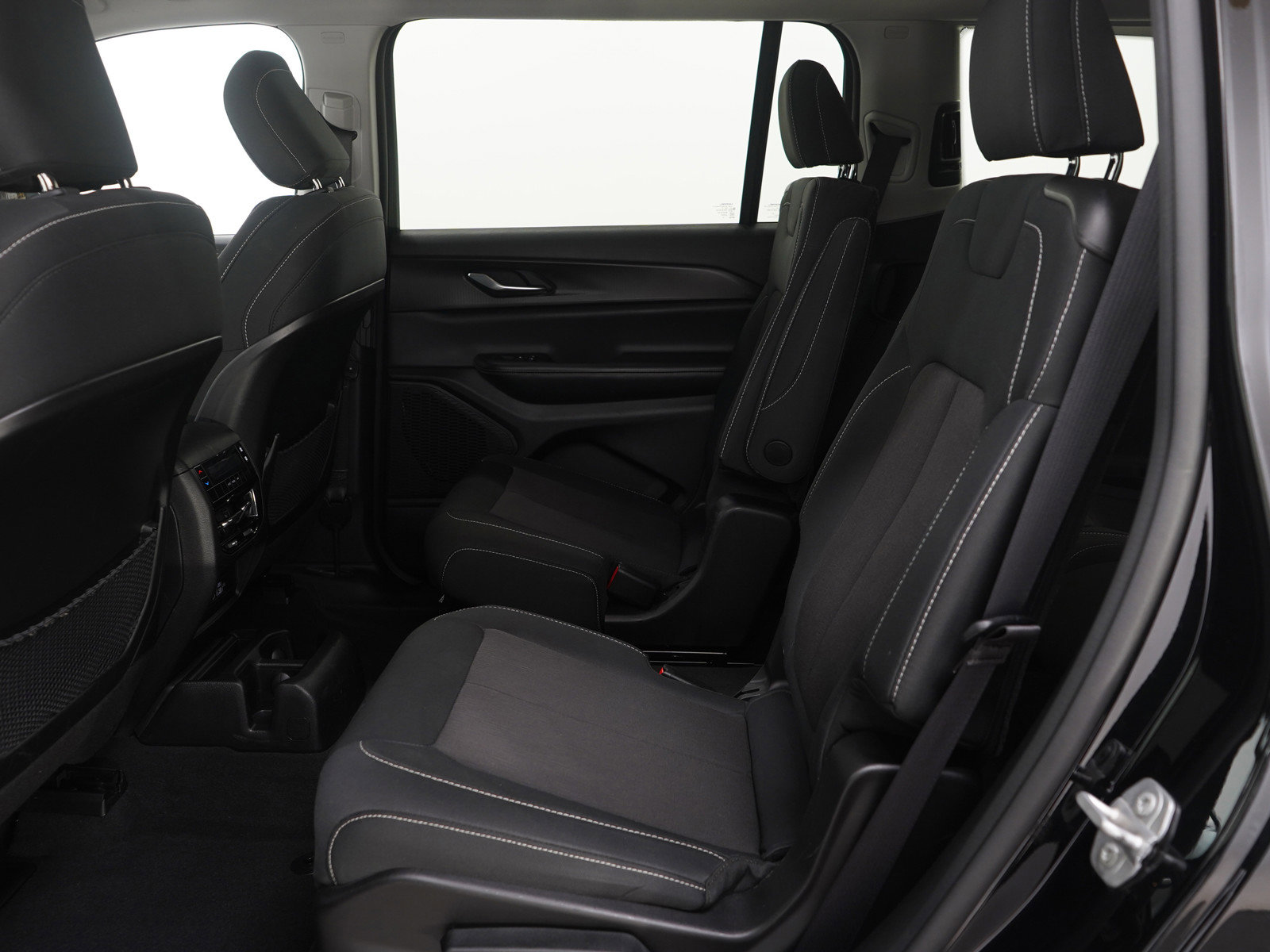 Used 2023 Jeep Grand Cherokee L Laredo image 16