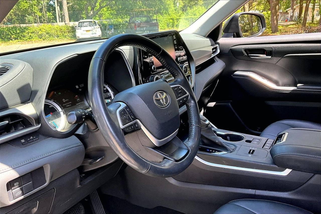 Used 2022 Toyota Highlander XLE image 14