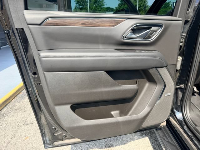 Used 2022 Chevrolet Suburban LT w/ Luxury Package AWD/4WD image 13