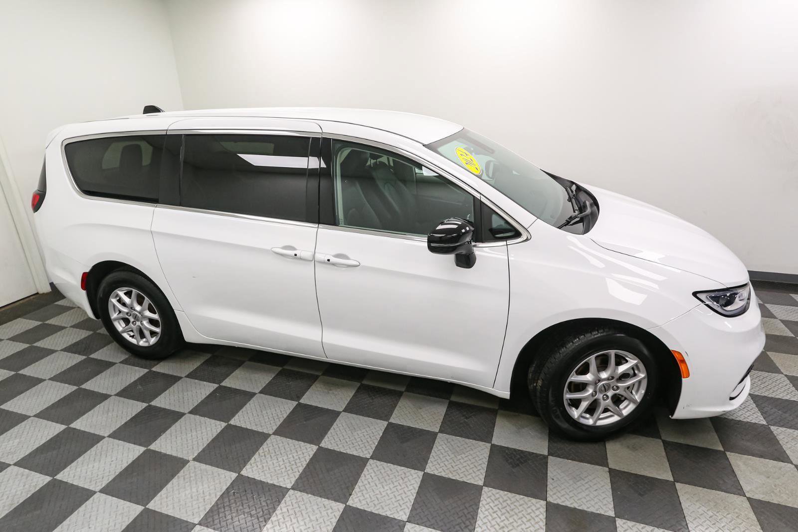 Used 2024 Chrysler Pacifica Touring-L image 5