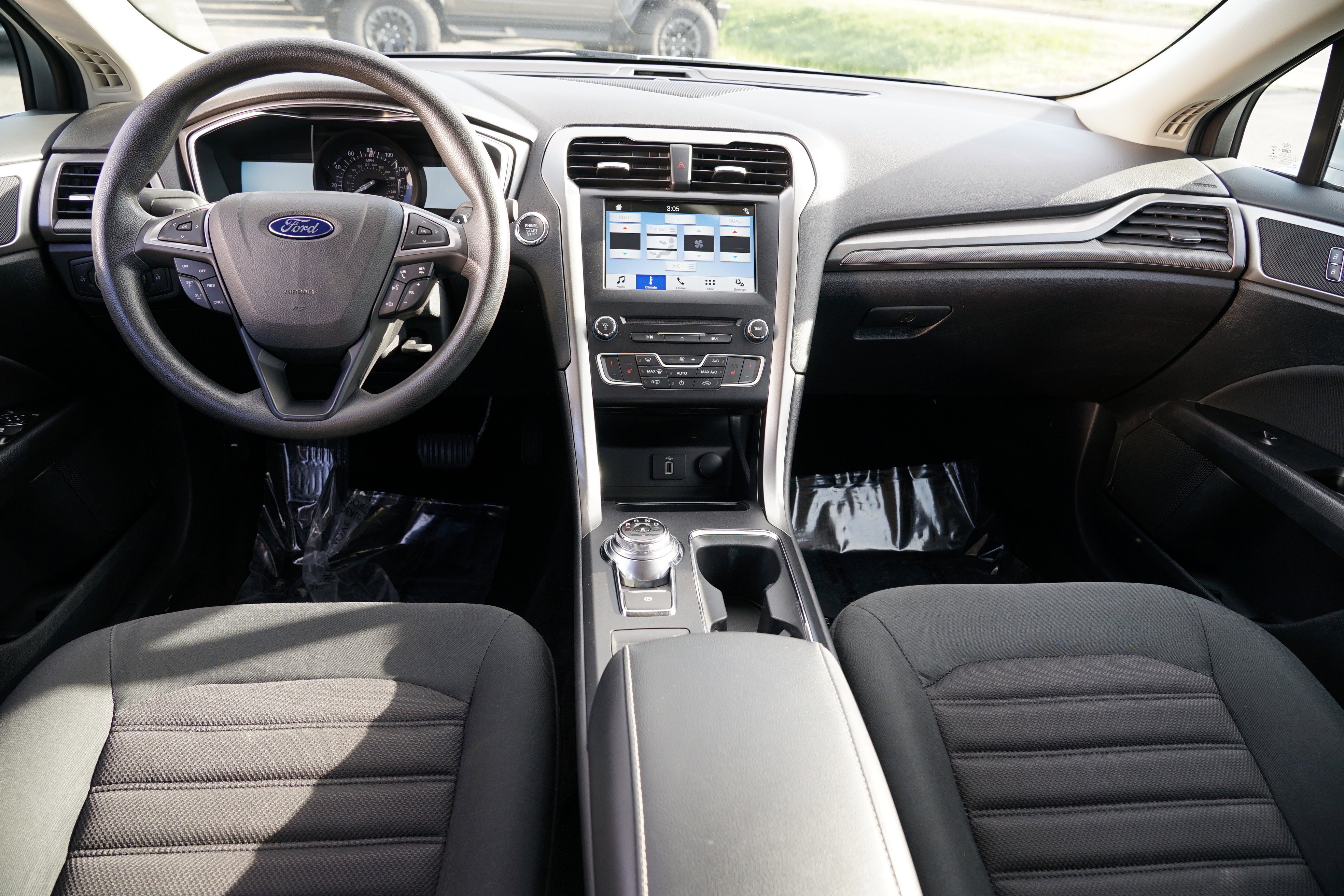 Used 2017 Ford Fusion SE w/ Fusion SE Technology Package image 26