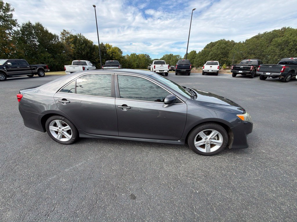 Used 2014 Toyota Camry SE FWD image 16