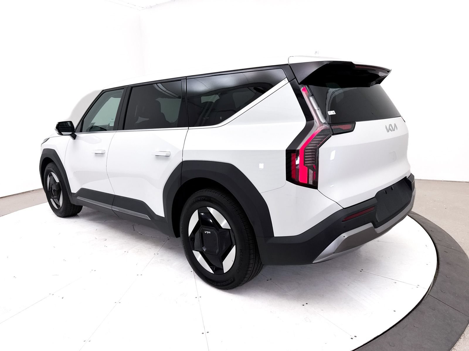 Used 2024 Kia EV9 Light Long Range RWD image 17