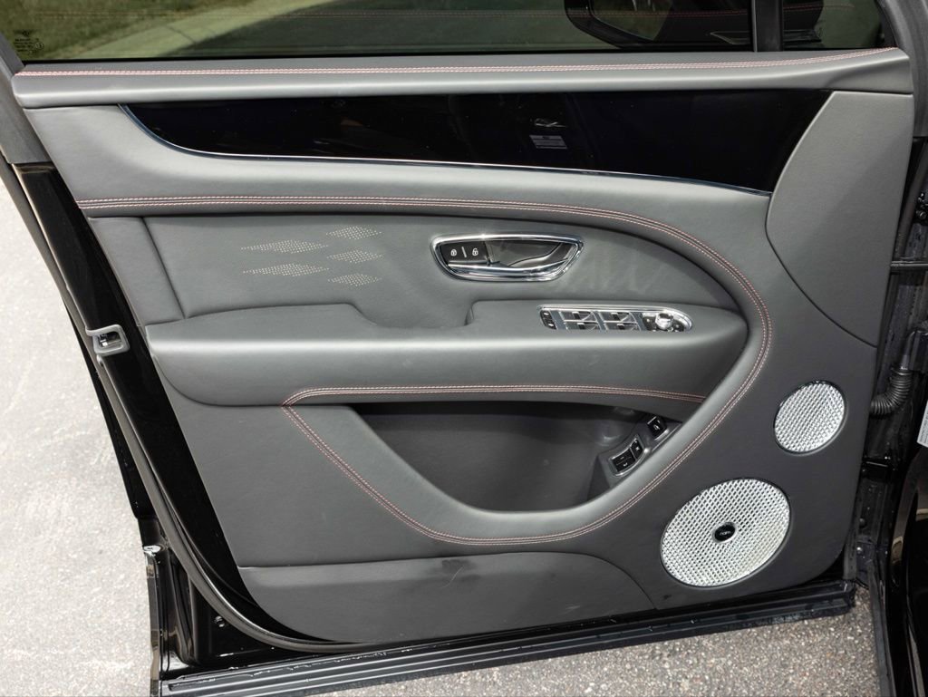 Used 2025 Bentley Bentayga V8 image 23