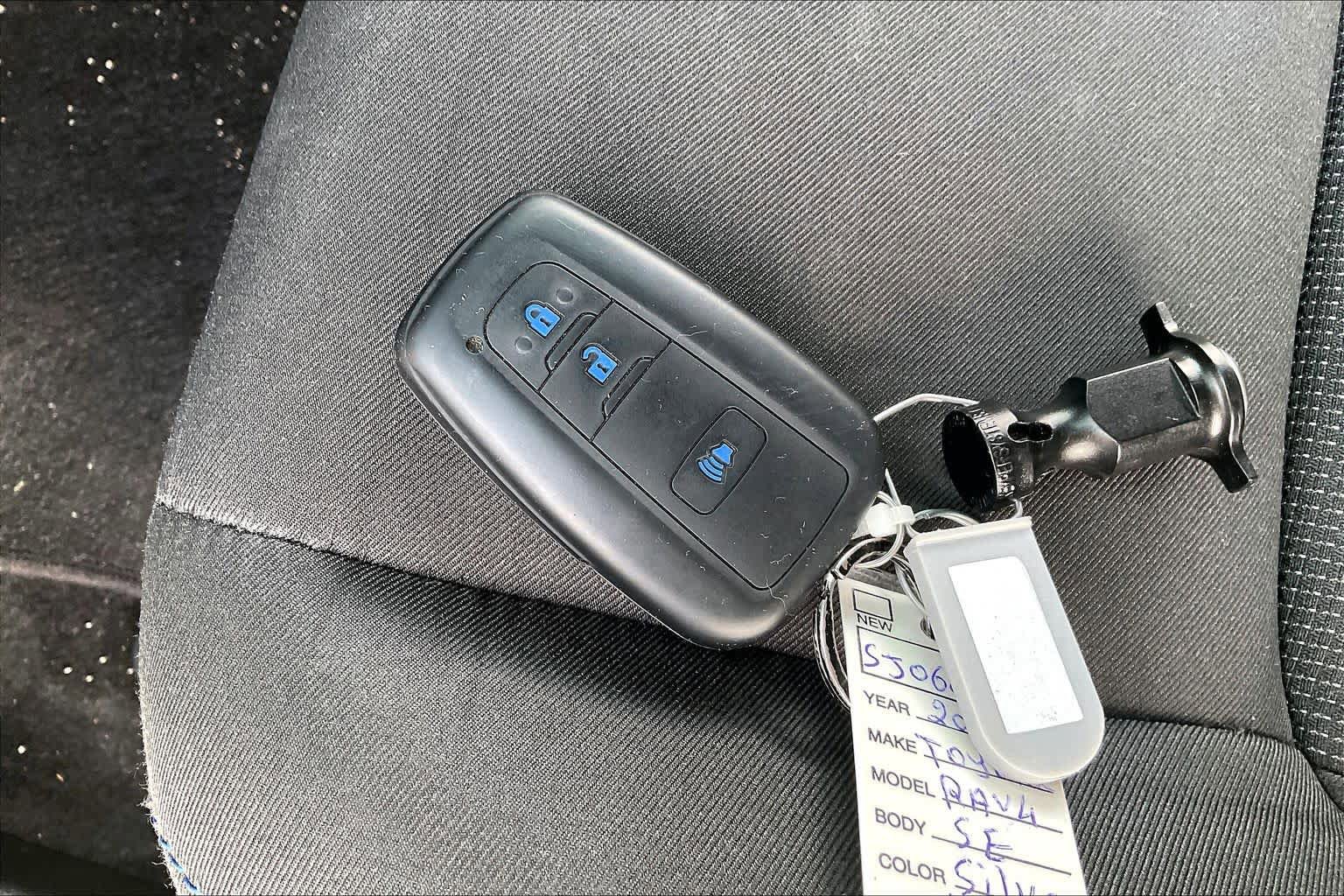 Used 2025 Toyota RAV4 SE AWD/4WD image 12