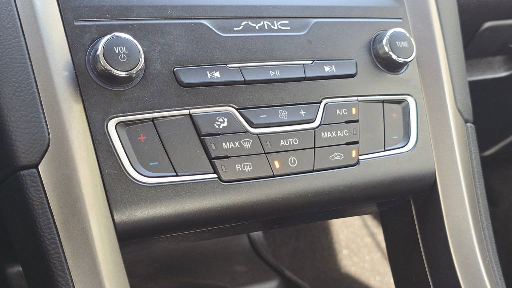 Used 2019 Ford Fusion SE FWD image 31