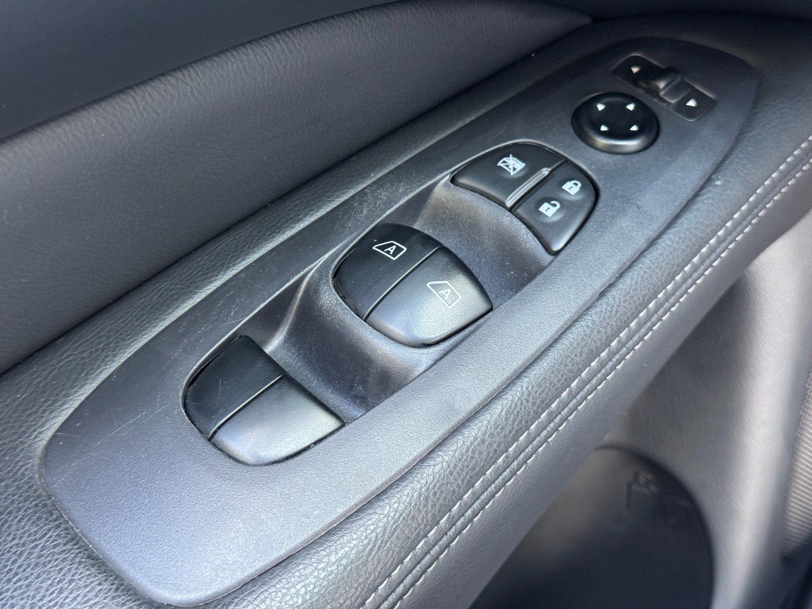 Used 2020 Nissan Pathfinder SL image 15