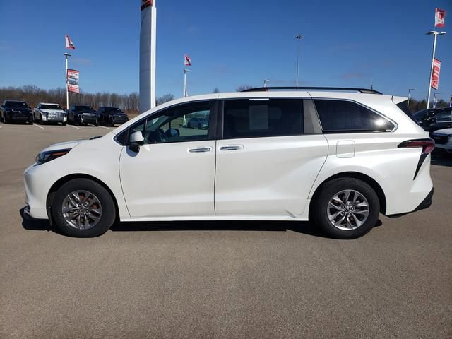 Used 2024 Toyota Sienna XLE FWD image 9