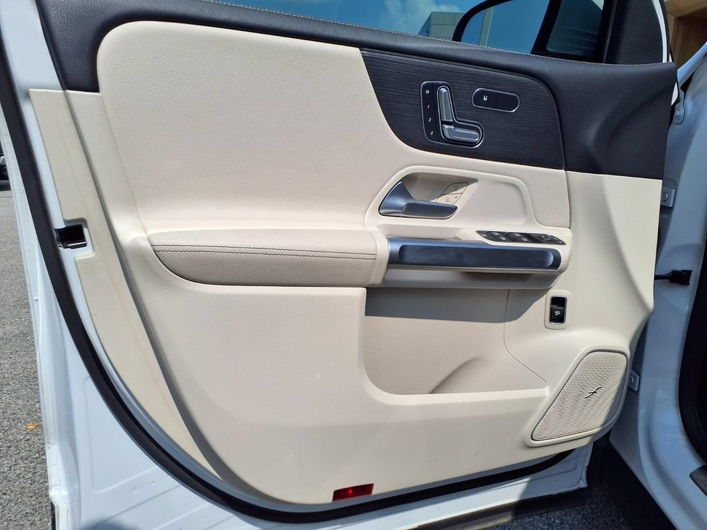 Used 2021 Mercedes-Benz GLB 250 4MATIC image 9
