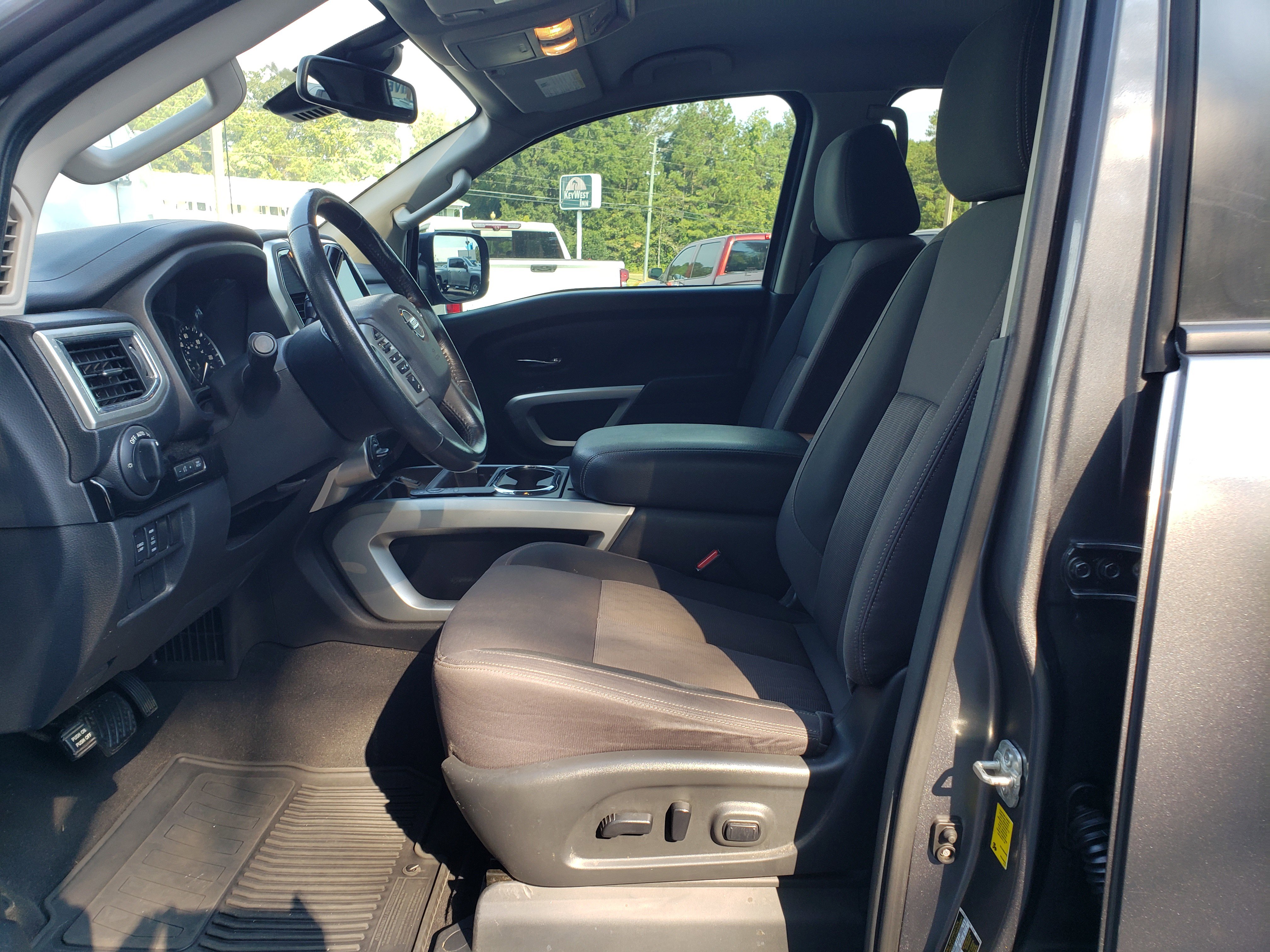 Used 2021 Nissan Titan SV w/ SV Convenience Package image 25