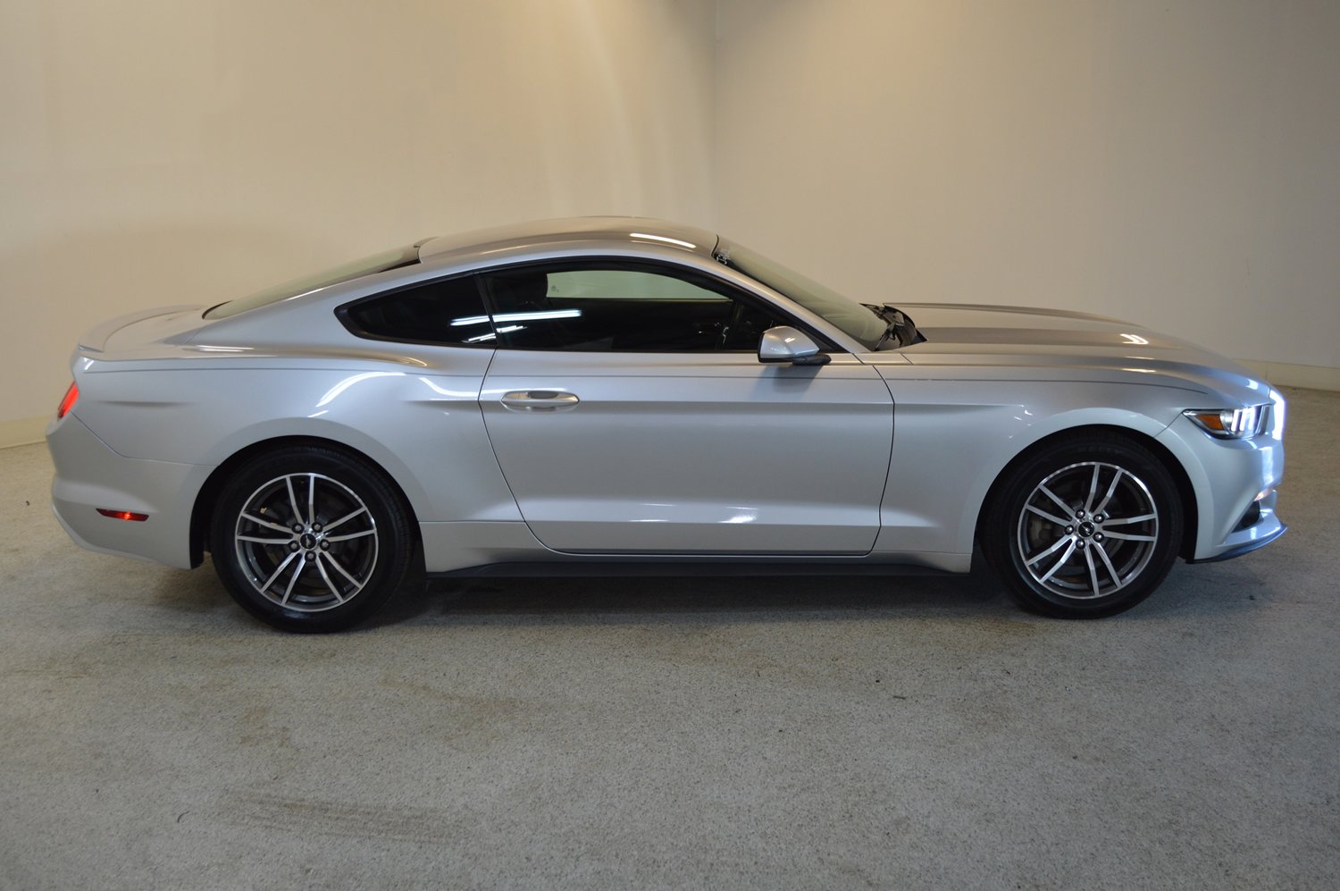 Used 2016 Ford Mustang EcoBoost image 2