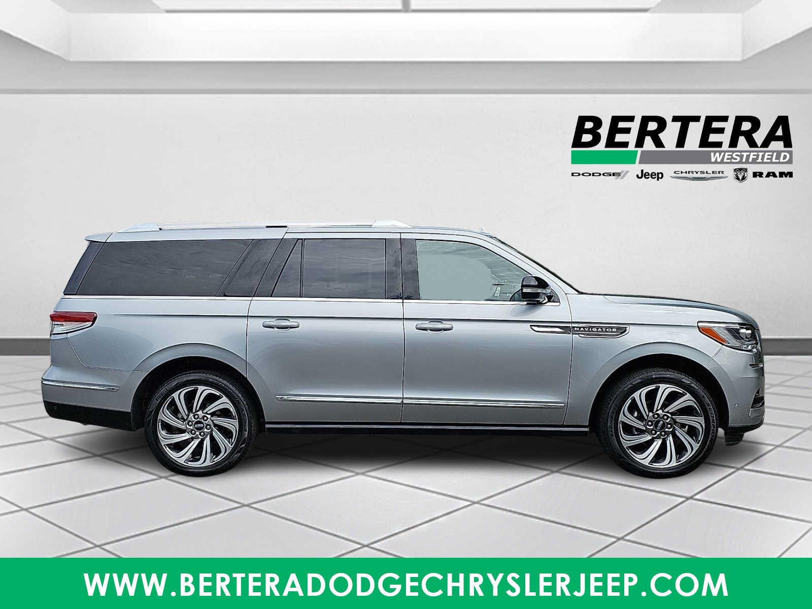 Used 2022 Lincoln Navigator L Reserve AWD/4WD image 7