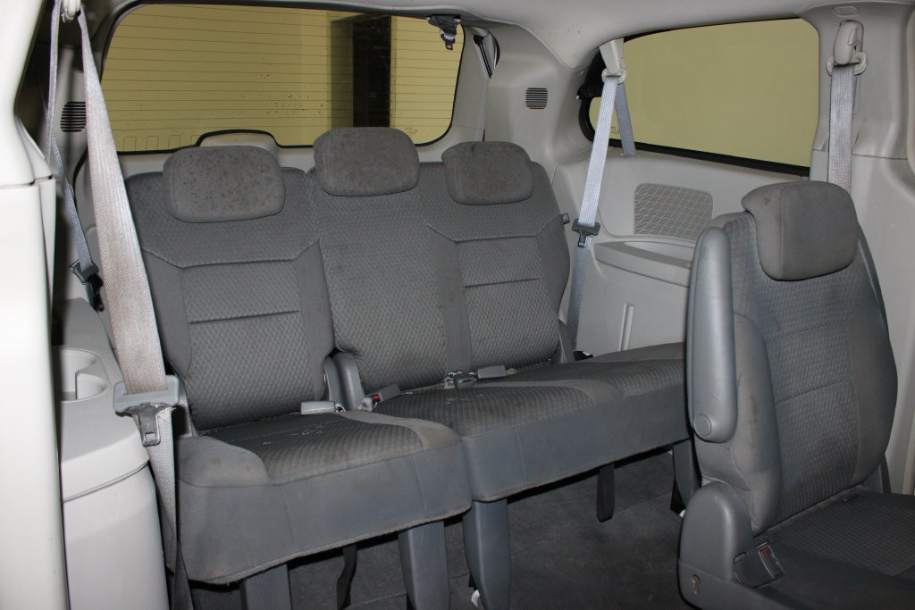 Used 2009 Chrysler Town & Country Touring FWD image 8