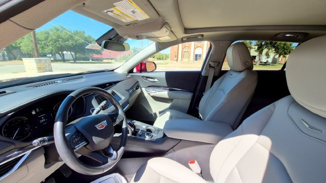 Used 2023 Cadillac XT4 Luxury w/ Cold Weather Package FWD image 12