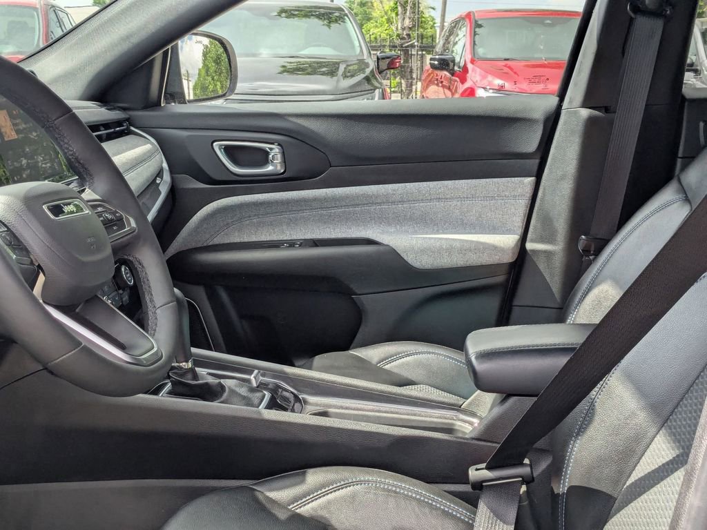 Used 2025 Jeep Compass Latitude w/ Sun & Sound Group image 23