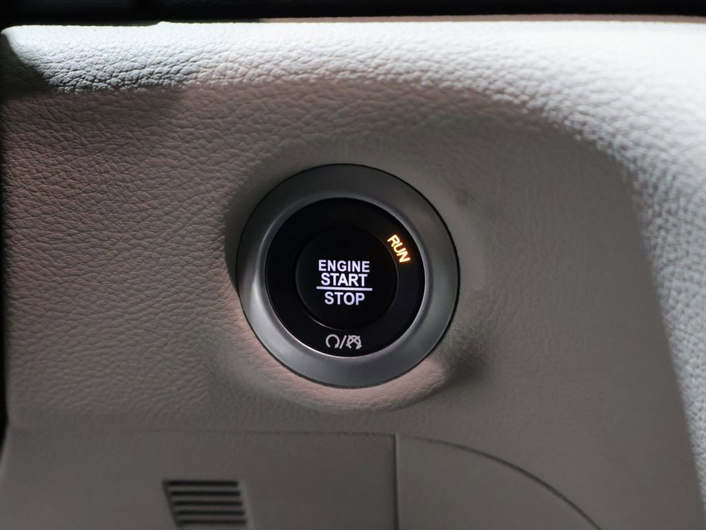 Used 2024 Chrysler Pacifica Limited w/ Uconnect Theater Family Group image 27