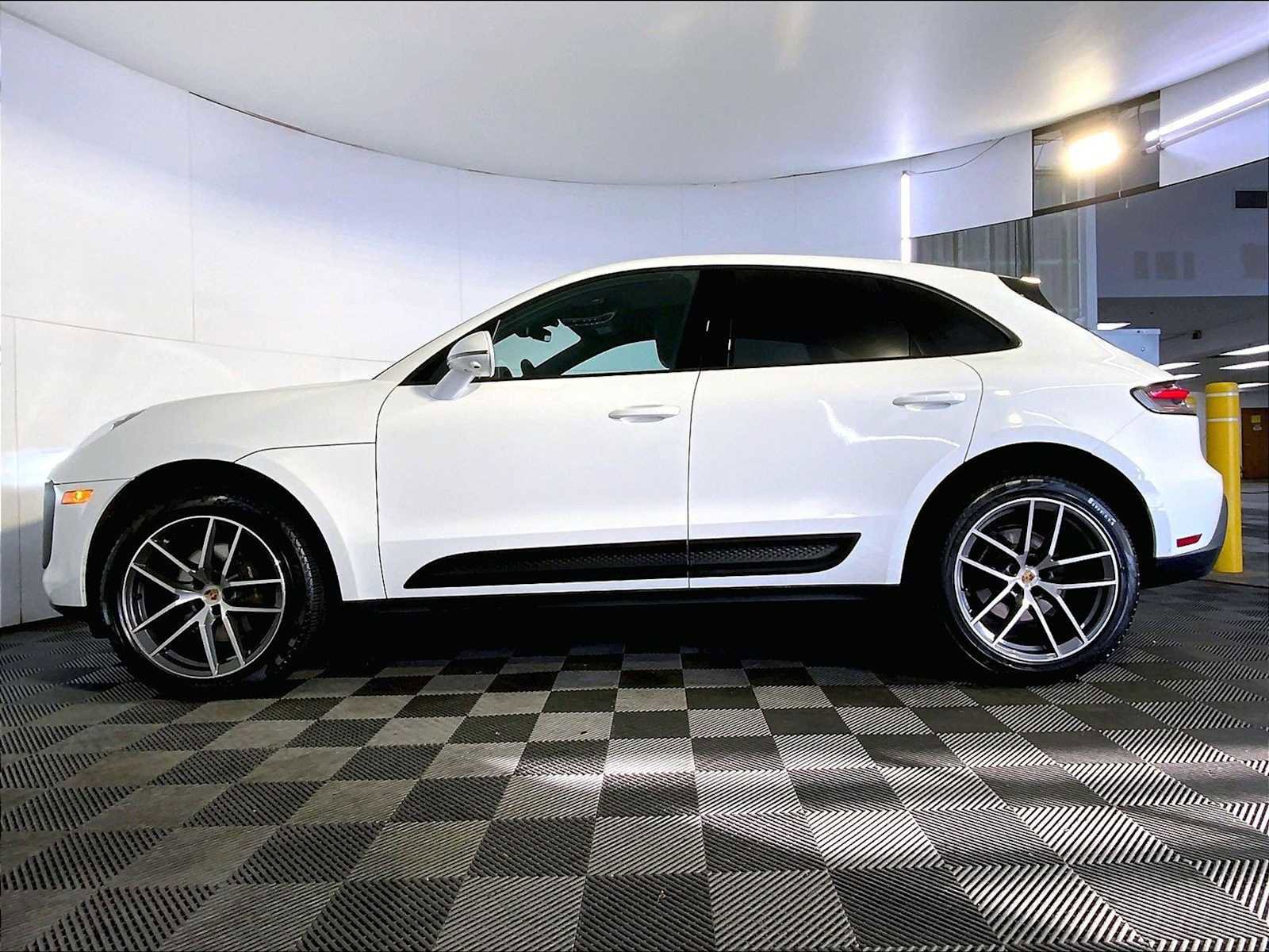 Certified 2023 Porsche Macan AWD/4WD image 2