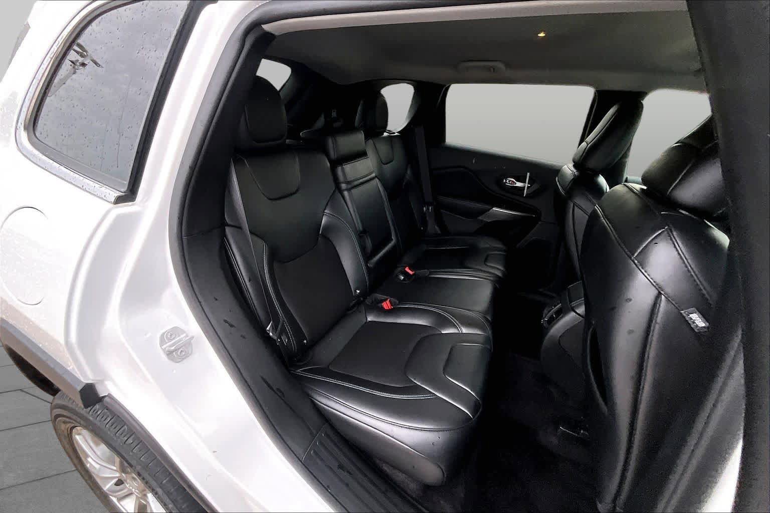 Used 2019 Jeep Cherokee Latitude Plus FWD image 20