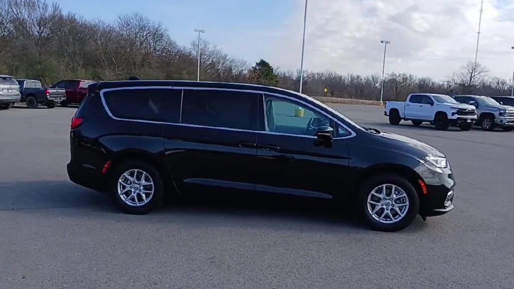 Used 2024 Chrysler Pacifica Touring-L image 9