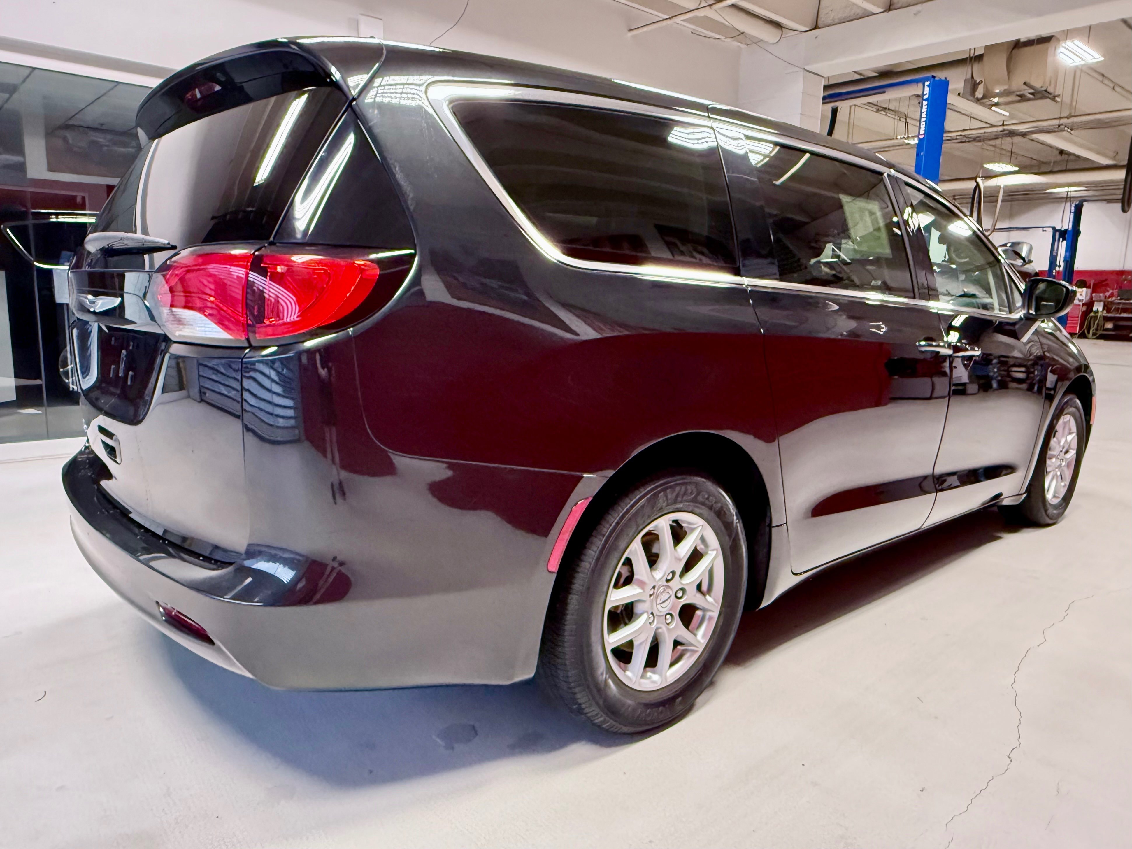Used 2023 Chrysler Voyager LX FWD image 10