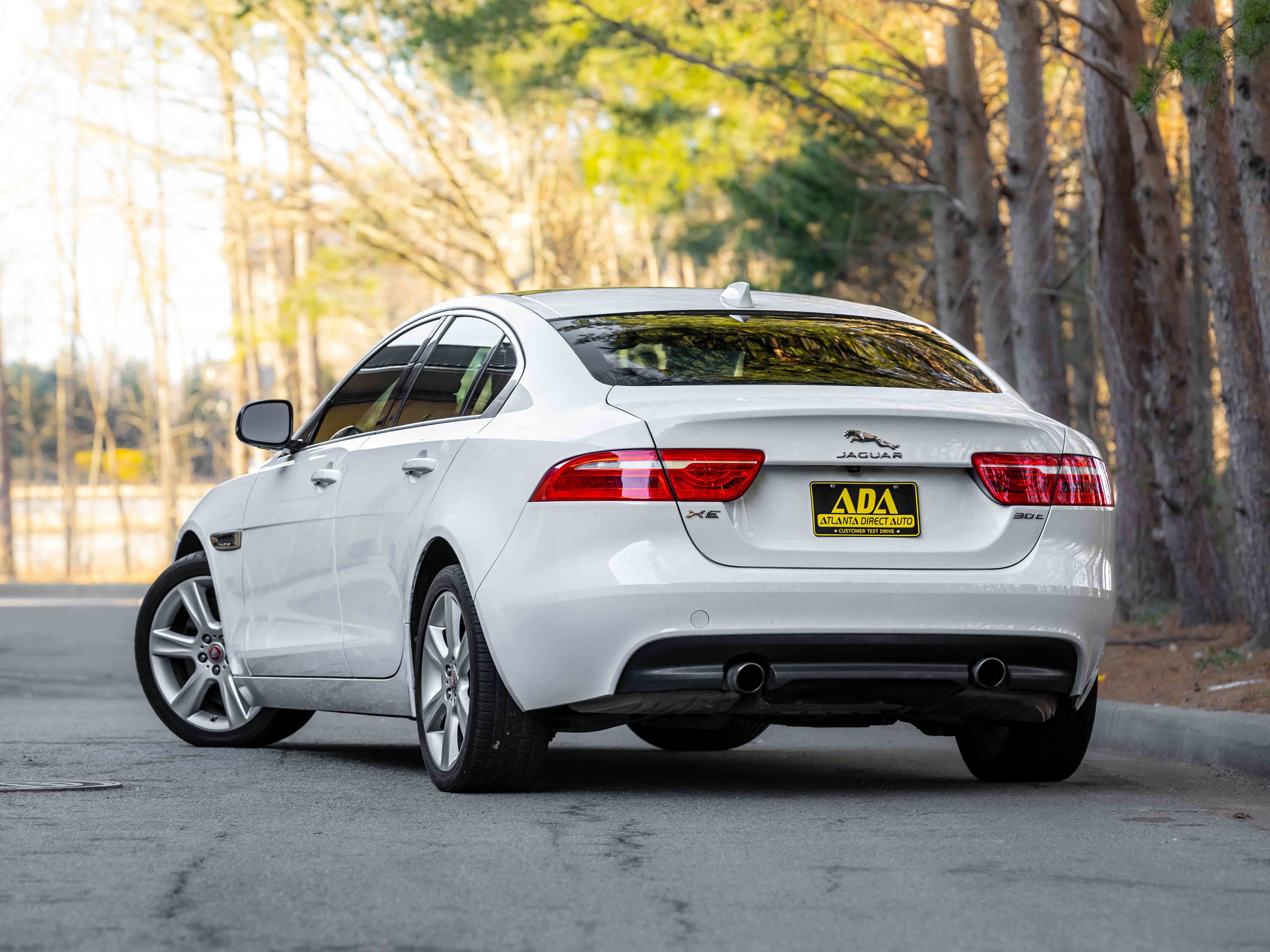 Used 2019 Jaguar XE Premium image 3