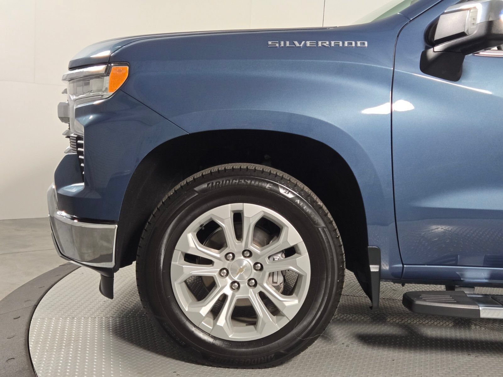 Used 2024 Chevrolet Silverado 1500 LTZ AWD/4WD image 9