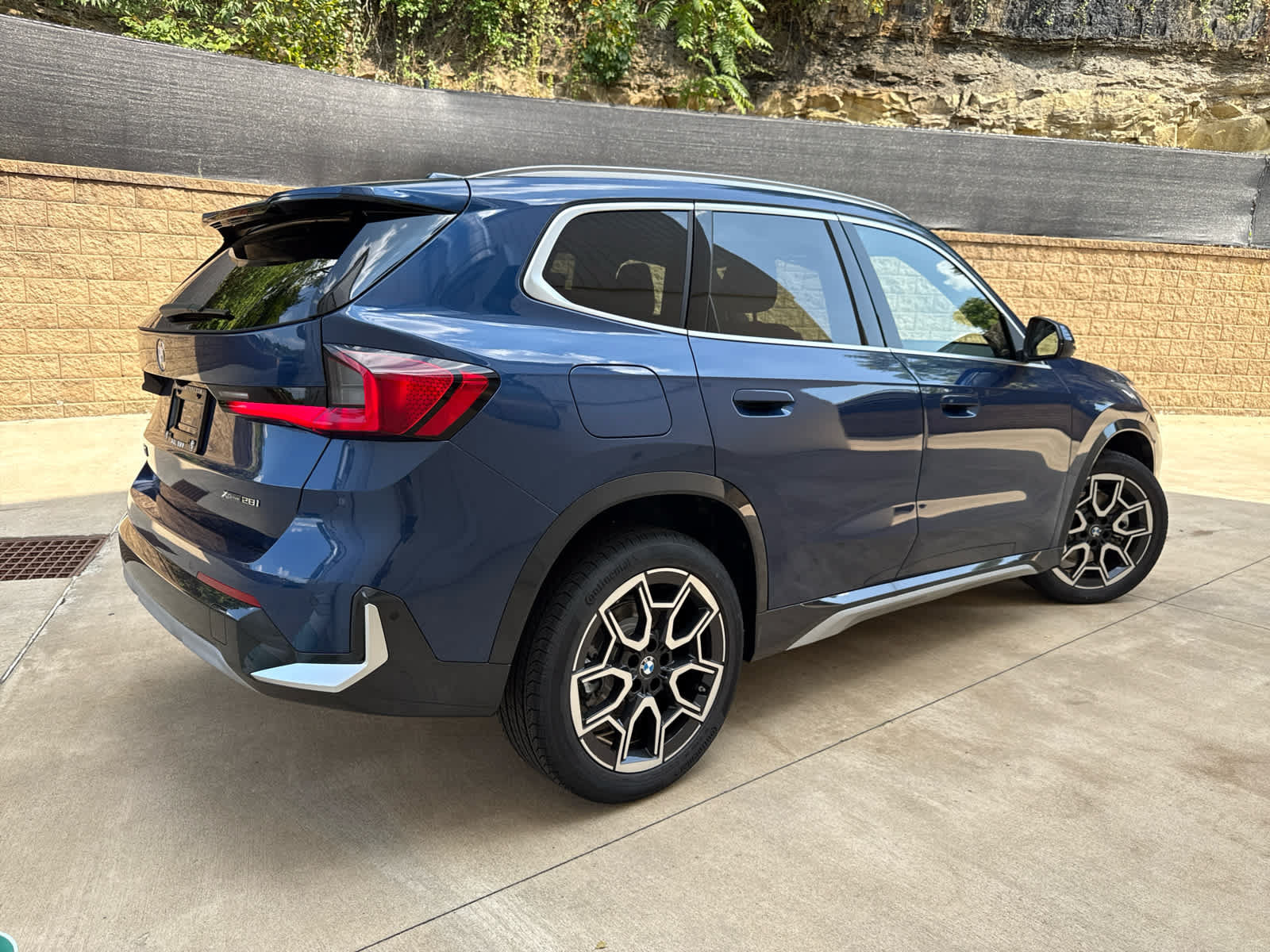 Used 2025 BMW X1 xDrive28i w/ Convenience Package AWD/4WD image 3
