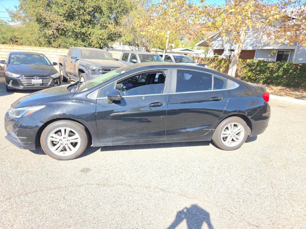 Used 2017 Chevrolet Cruze LT w/ Convenience Package FWD image 2