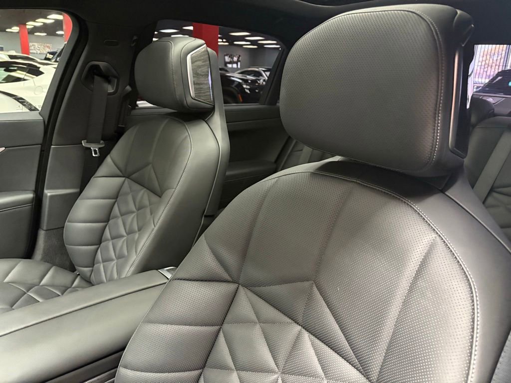 Used 2025 BMW 740i w/ Premium Package RWD image 24