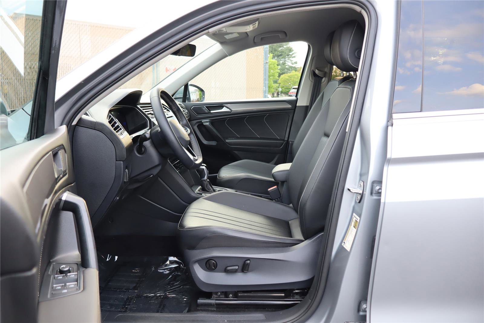 Certified 2024 Volkswagen Tiguan SE FWD image 12