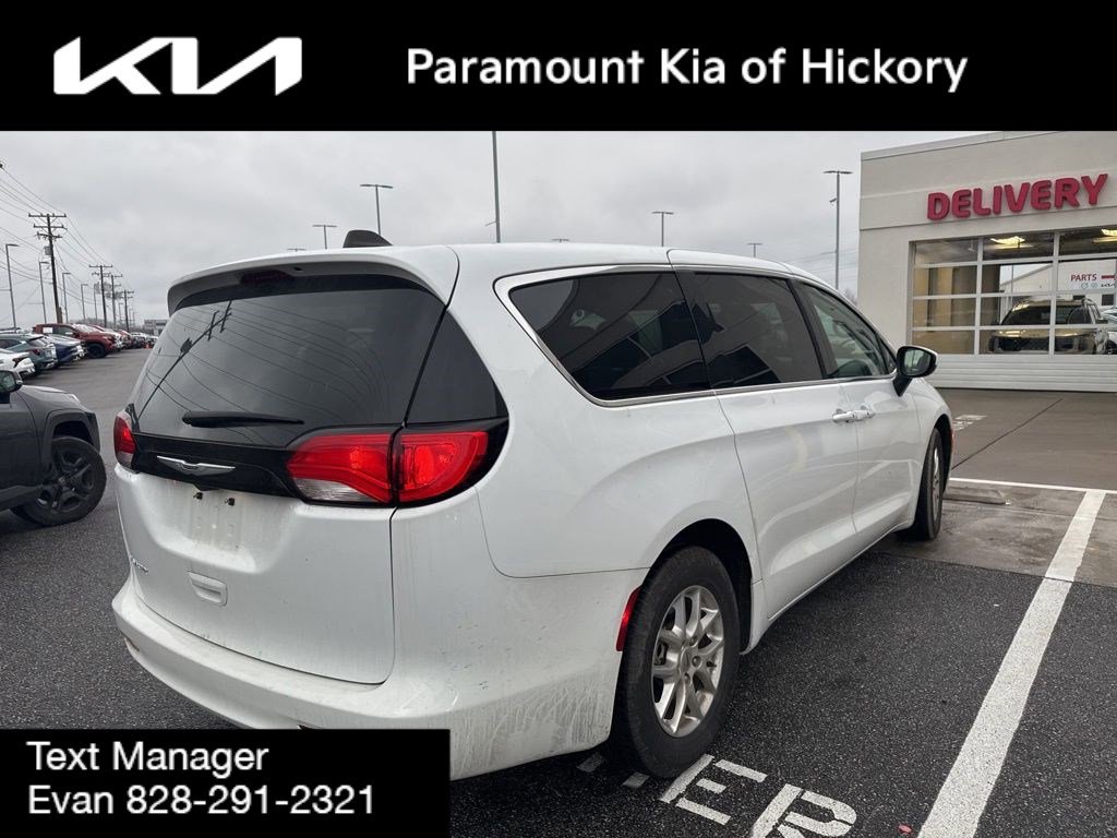 Used 2023 Chrysler Voyager LX image 4
