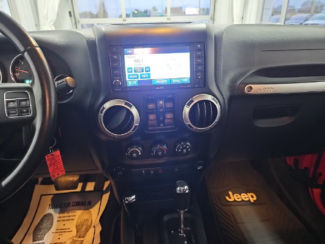 Used 2015 Jeep Wrangler Unlimited Sahara w/ Connectivity Group AWD/4WD image 17