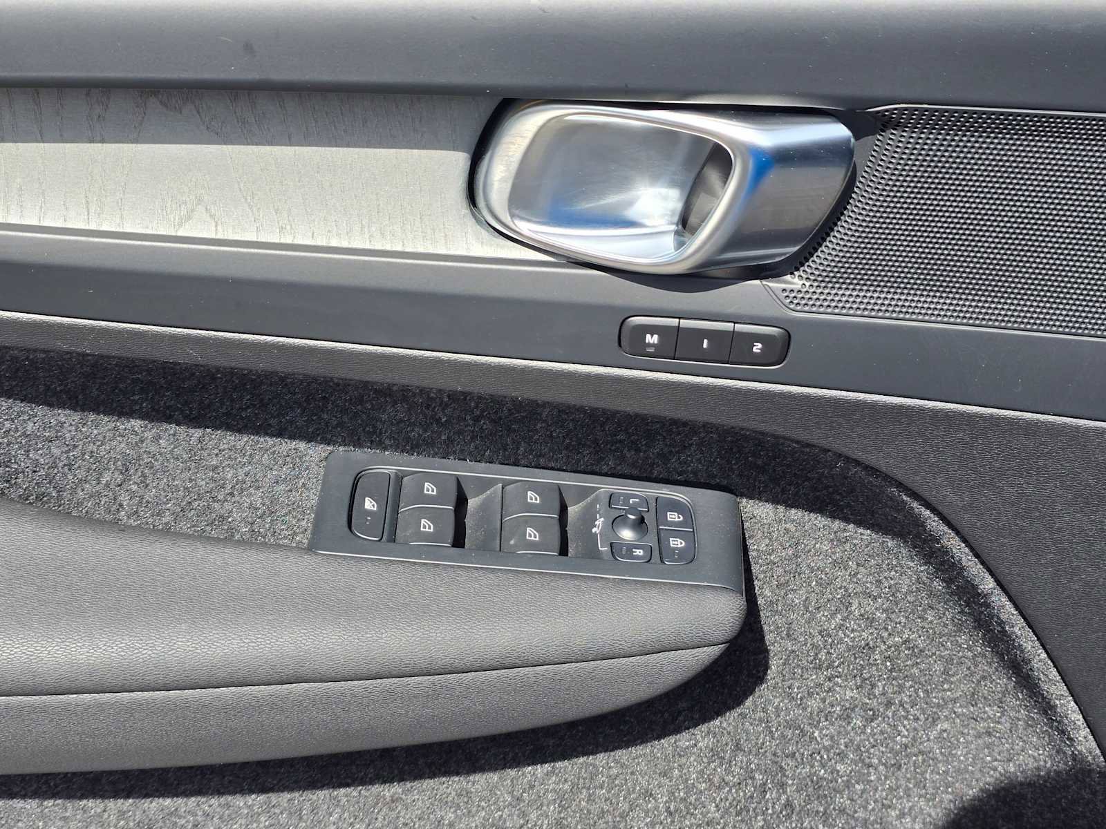 Certified 2024 Volvo XC40 B5 Plus image 22