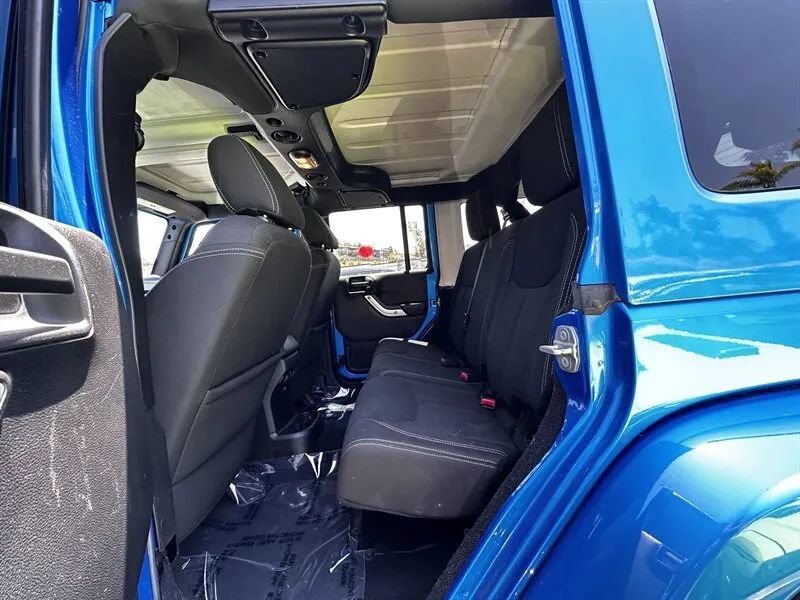 Used 2015 Jeep Wrangler Unlimited Sahara w/ Connectivity Group AWD/4WD image 19