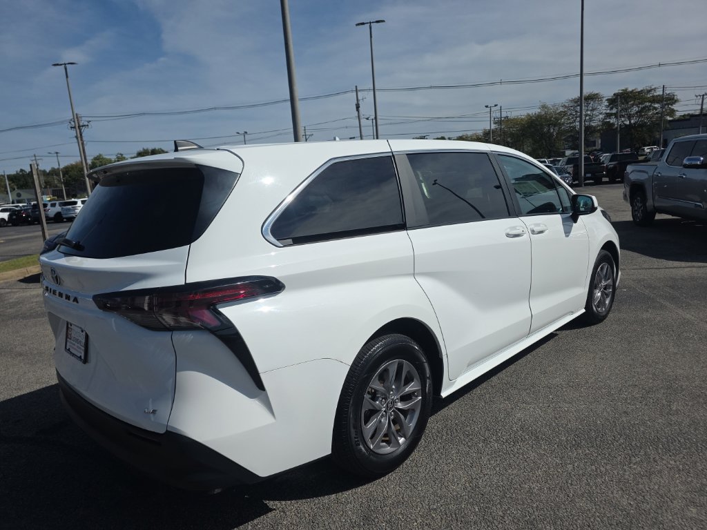 Certified 2025 Toyota Sienna LE FWD image 4