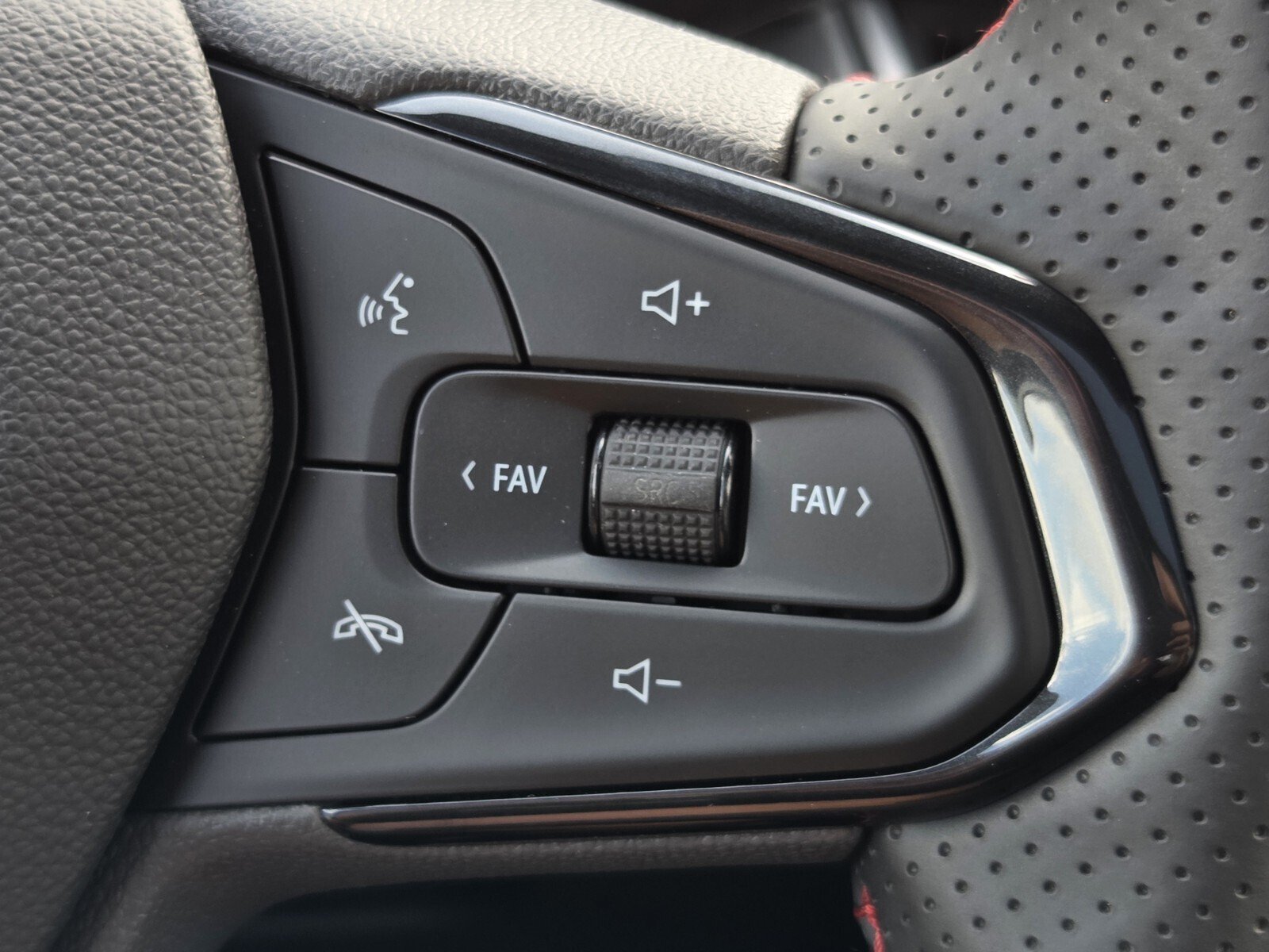 New 2026 Chevrolet Trax RS w/ Sunroof Package FWD image 14