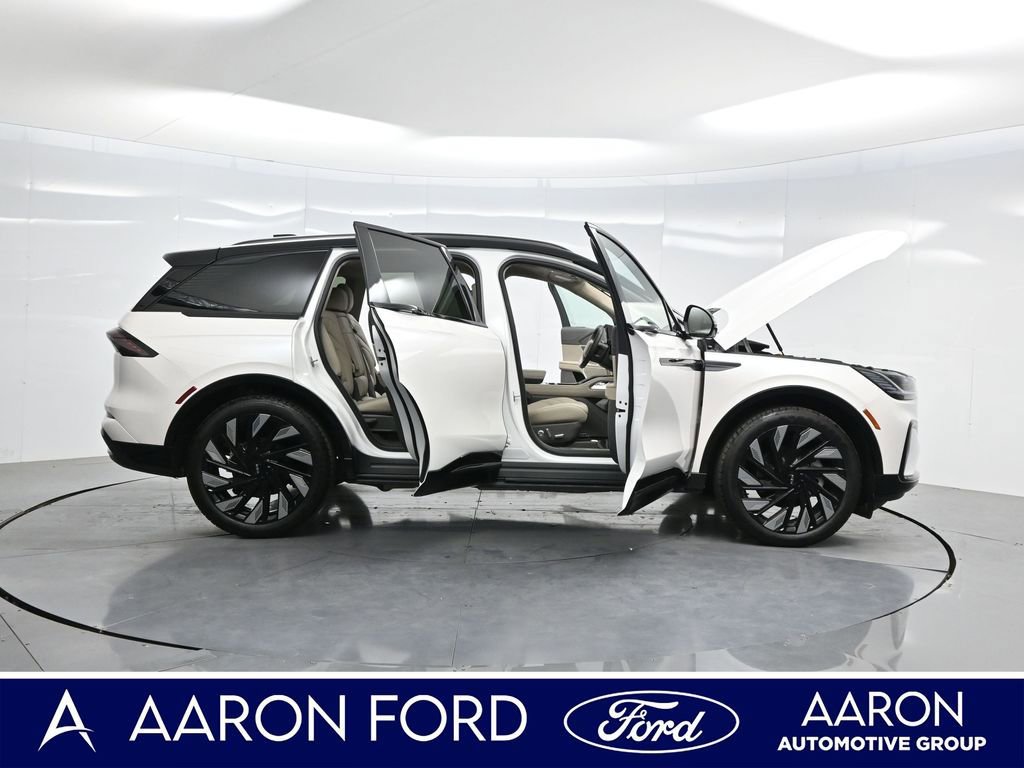 Used 2025 Lincoln Nautilus Reserve w/ Jet Appearance Package AWD/4WD image 4