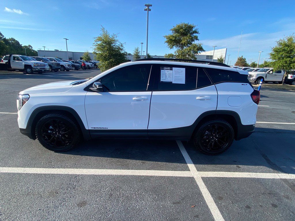 Used 2022 GMC Terrain SLT w/ Infotainment Package II FWD image 4