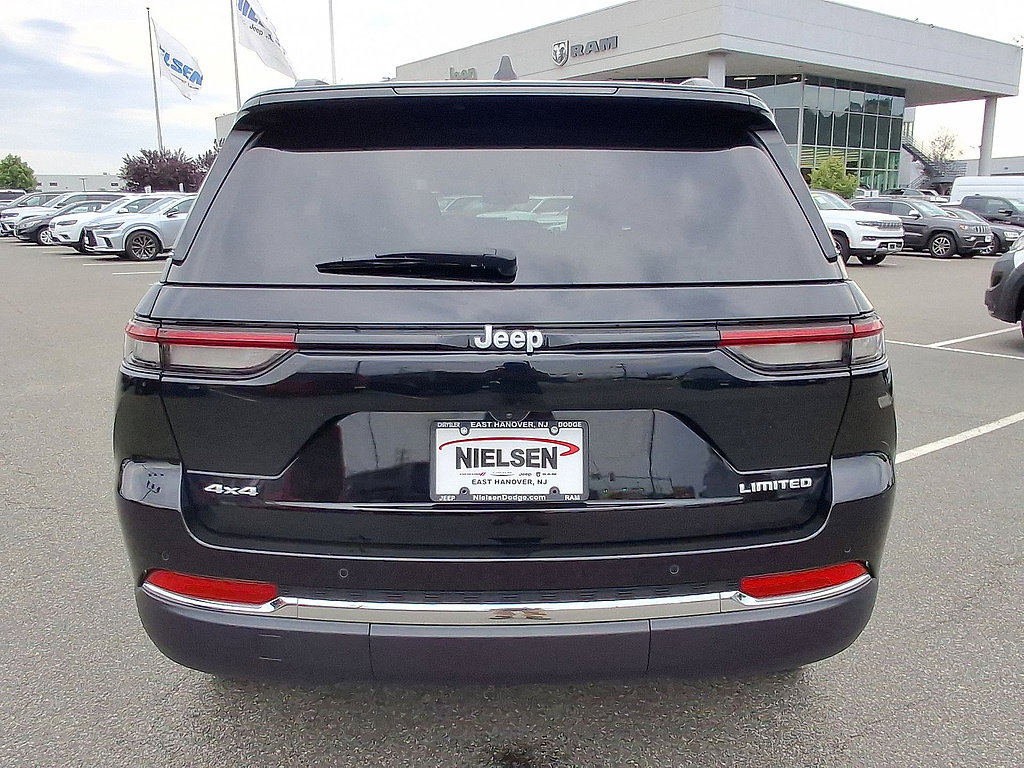 Used 2024 Jeep Grand Cherokee Limited AWD/4WD image 29