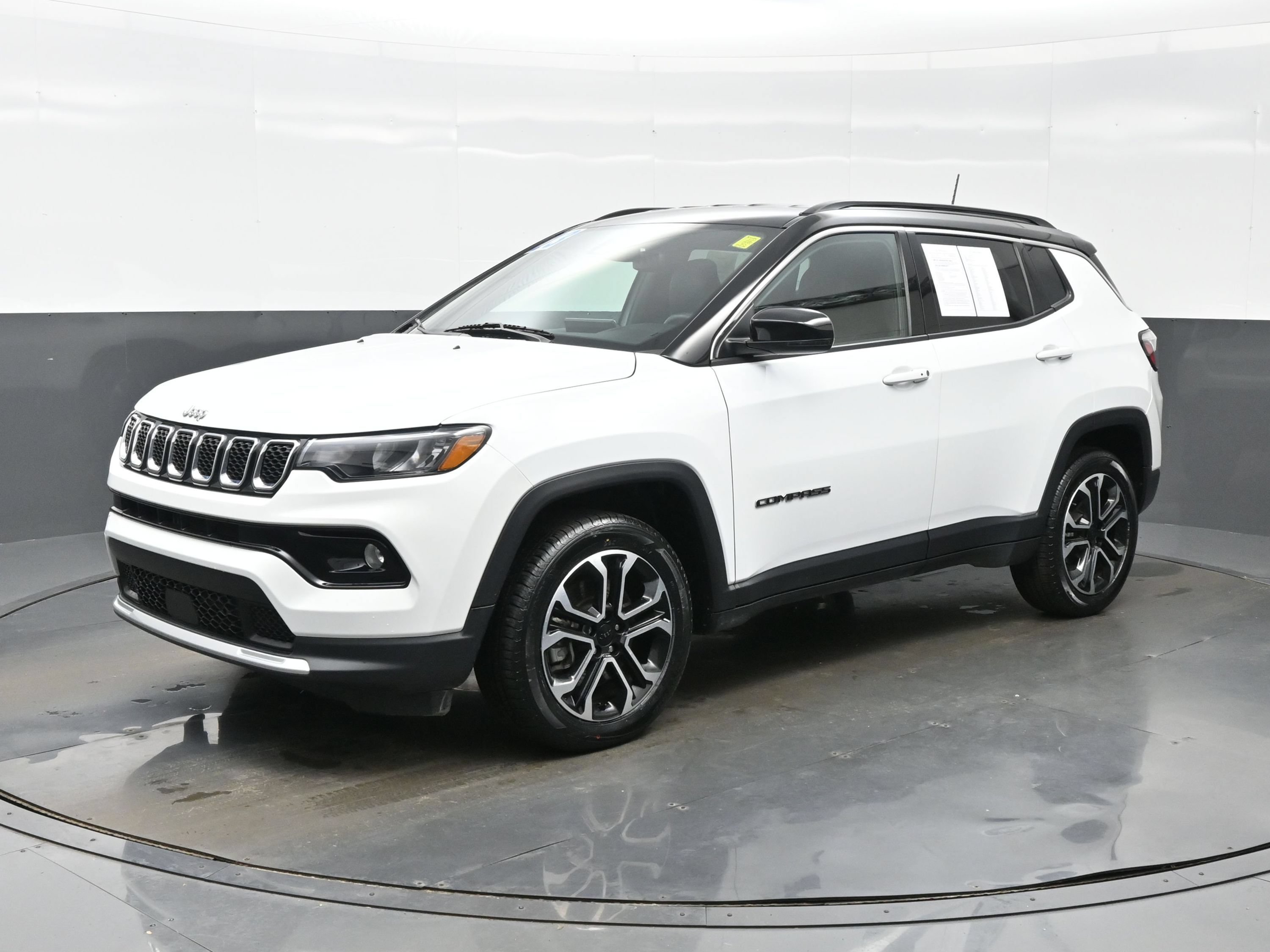 Used 2023 Jeep Compass Limited AWD/4WD image 2
