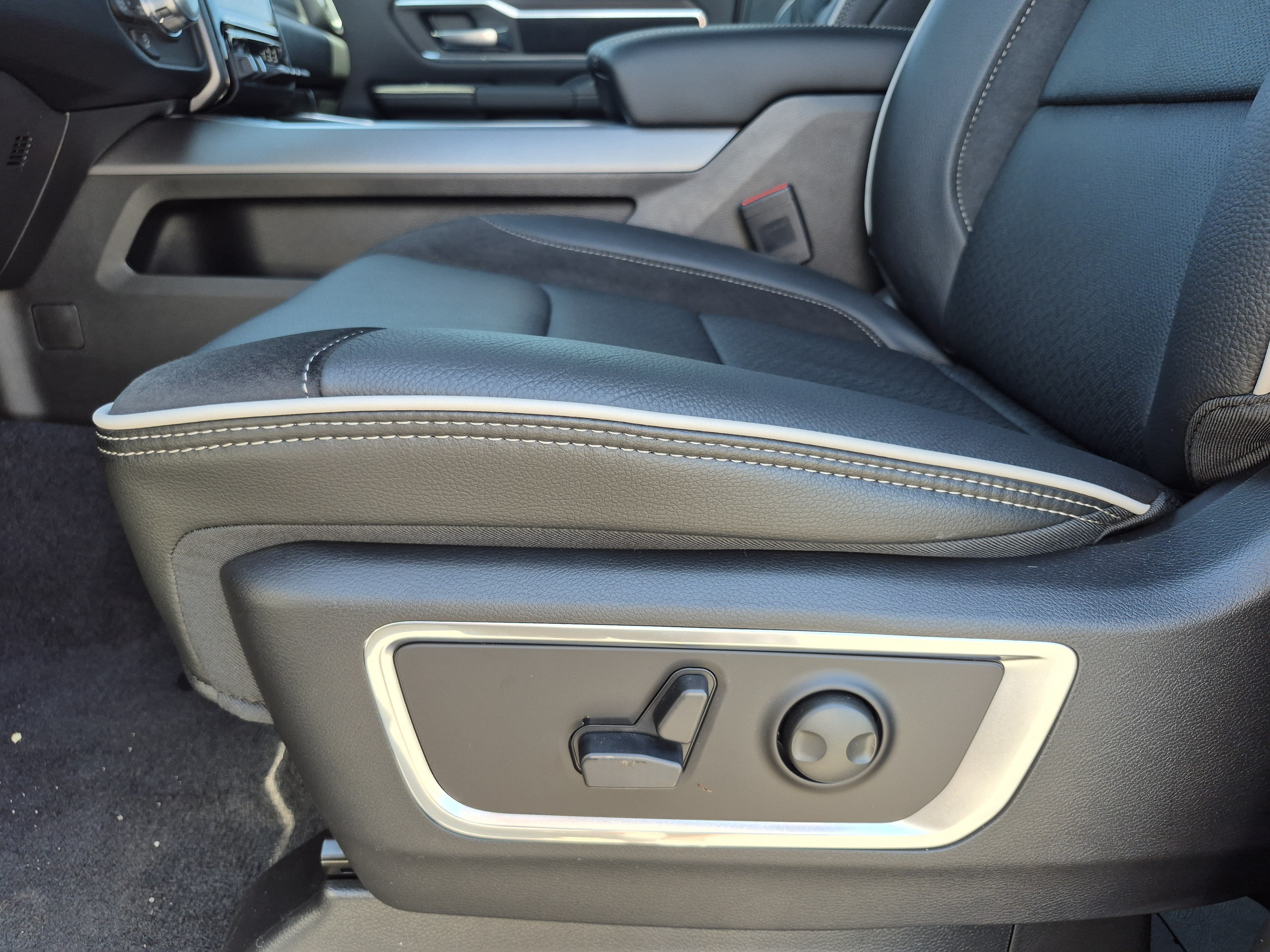 New 2026 RAM 1500 Laramie w/ Night Edition AWD/4WD image 19