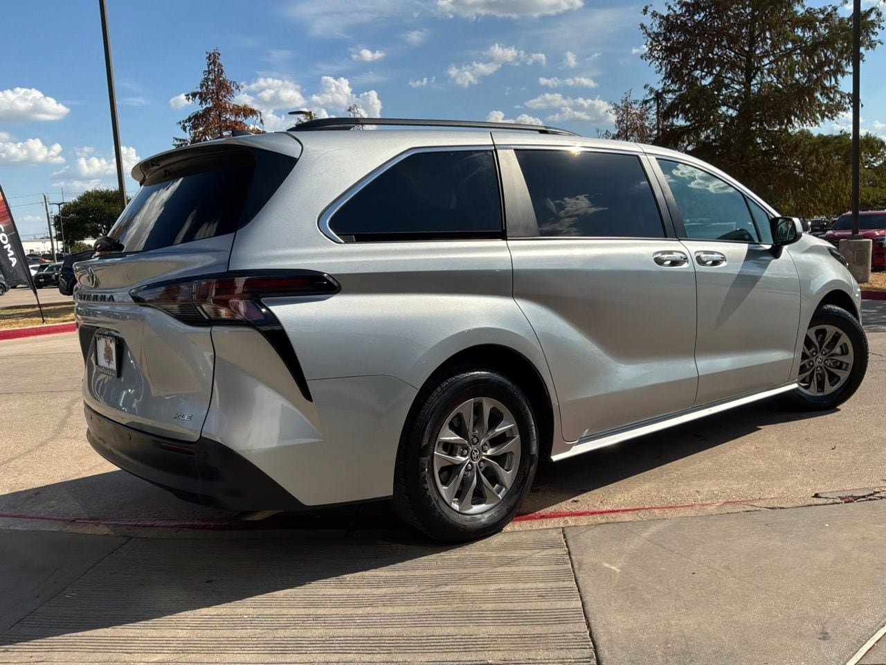 Used 2025 Toyota Sienna XLE FWD image 6